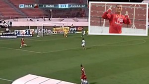 Šialená finta brankára v päťke! Väčšia vychutnávačka tu ešte nebola! Ale...