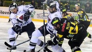 Žilina podľahla Slovanu po nájazdoch, gólová prestrelka v Trenčíne