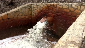 Rieku Slaná miestni nazývajú mŕtvou. 5 km od bane už vo vode nenašli takmer nič