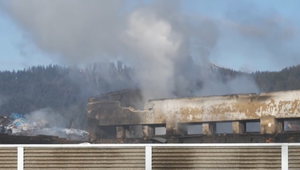 Rozbehlo sa rozsiahle vyšetrovanie požiaru haly v Hornom Hričove. Budova zhorela do tla