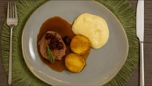 Filet z bravčovej sviečkovej so zeleninovou omáčkou a polentou