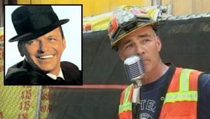 Frank Sinatra na stavbe metra? Robotník spieva kolegom