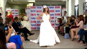 Toto ste ešte nevideli! Prichádza nová móda, svadobné šaty zo záchodového papiera