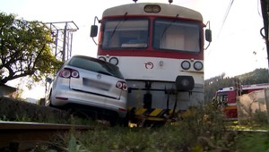 Šofér prešiel závory a zrazil sa s vlakom. Sťažoval sa na ranné lúče slnka