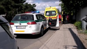 Zrazil muža, vynadal mu a z miesta ušiel. Polícia pátra po vodičovi