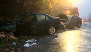 Mladík v silnom aute neodhadol situáciu na ceste. Spôsobil vážnu nehodu