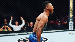 Knokautoval súpera za 7 sekúnd, no zranil sa pri oslave