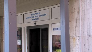 Muž dostal od úradu práce na piatich osobných asistentov desaťtisíce eur. Traja z nich ale o ničom nevedeli