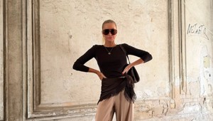 Alena Pallová povýšila jednoduchý outfit jediným doplnkom: Šatku stačí uviazať trochu inak