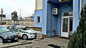 Žúr na policajnej stanici. Ženy si skúšali uniformy so zbraňami