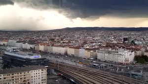 Nedeľa bude teplá, no miestami upršaná. Meteorológovia vydali výstrahu pre tieto kraje