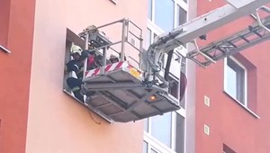 Na stretnutie s kamarátkou neprišla. Ženu museli z bytu zachrániť hasiči