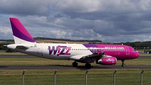 Polícia zatkla muža, ktorý sa snažil otvoriť dvere počas letu