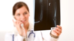 Opitá lekárka (60) mala zabiť partnera aj mamu, ordinuje ďalej