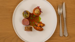 Roláda z kačacích pŕs s pistáciami a kapustou a šišky