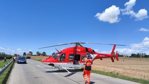 Pri čelnej zrážke sa zranili traja ľudia. Na mieste zasahoval vrtuľník