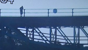 Hrdinský čin policajta: Zachránil muža pred skokom z viaduktu