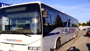 Rozbité okná a strach o život. Obyvatelia osady hádžu kamene po autobusoch