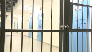 Balíky pre väzňov sú prísne kontrolované. Niektorí chceli do väzníc poslať aj drogy