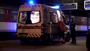 Muž prechádzal cez koľajnice, prichádzajúci vlak si pravdepodobne nevšimol