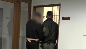 Obžalovaný dostal 2. šancu. V rukách držal samopal a opitý chodil po meste