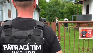 Veštica poradila rodine, kde môže byť ich stratená dcéra. Zaútočili preto na náhodnú rodinu v dome