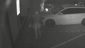 Zlodej okradol mladomanželov: Z auta zmizli dary aj peniaze