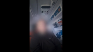 Záchranári počas prevozu vyzývali dievča k samovražde a vyhrážali sa jej násilím