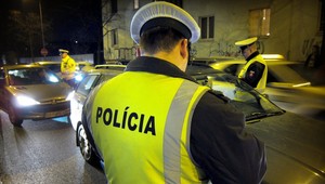 Policajti autodopravcov do mesta nepustili