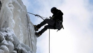 Horolezec si zlomil obe nohy po páde zo skaly