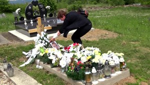 Matka neverí záverom polície k záhadnej smrti jej syna. Bola to vražda, tvrdí