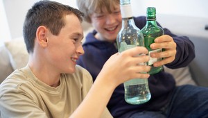 Mládež a alkohol. Štrngajú si bez rozumu a s gurážou