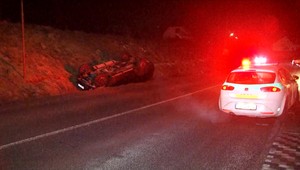 Opitý vodič prevrátil auto a skončil v priekope. Nevyhne sa trestnému stíhaniu