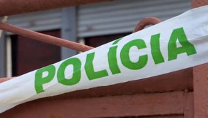 Požiar domu zhasol ešte predtým ako prišli hasiči. V troskách našli telo muža