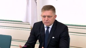 Fico ide s kožou na trh. Ak poslanci neschvália zmrazovanie platov, dá hlasovať o dôvere vláde