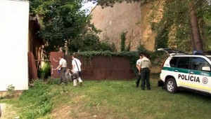 Žena našla v dome mŕtveho muža, polícia ďalšieho