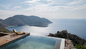 Štýlovejšiu nehnuteľnosť ako túto grécku strážnu vežu už dnes neuvidíte