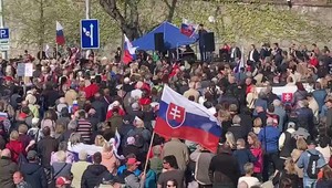 Pred parlamentom sa opäť demonštruje. Demonštrantov priviezli autobusy aj z východu