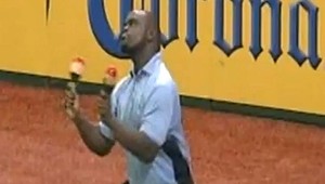 VIDEO: Pracovník strážnej služby dal maskotovi lekciu z tanca!