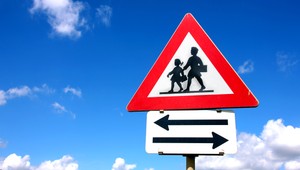 Bezpečnosť detí pri školách. Jeden policajt nestačí