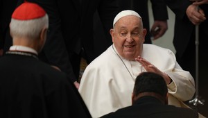 Pápež zostáva v stabilizovanom stave bez prejavov respiračnej nedostatočnosti