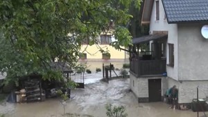 Obec pri Prievidzi trápia povodne: Voda zaplavila časť dediny, miestni hovoria o katastrofe