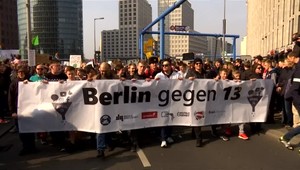 Chráňme autorské práva, ale nie takto, volajú tisíce ľudí v uliciach