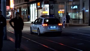 Muž, ktorý po bitke skončil v nemocnici, bojuje o život. Polícia už vzniesla obvinenie