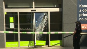 Muž sa vlámal do banky, kradnúť ale nechcel