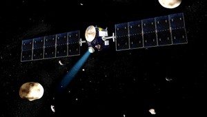 Asteroid DA14 sa trafí medzi satelity a Zem...