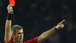 Vylúčený hráč sa odvďačil rozhodcovi zlomenou rukou