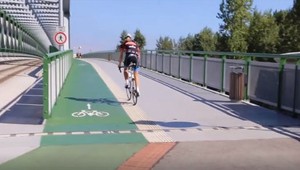 Policia zverejnila video ako majú cyklisti jazdiť na ceste