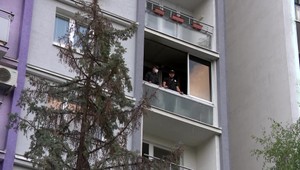 Pri požiari bytu sa zranila dôchodkyňa. Hasiči ju našli v bezvedomí