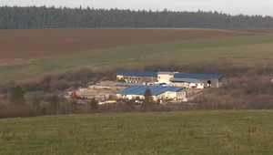 Razie na oravskej farme pokračujú. Podnikateľ tvrdí, že mu policajti ničia majetok